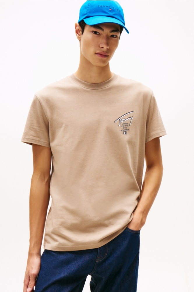 TJM REG SIGN CITY TEE EXT DM0DM22120 AFE COASTAL TAUPE